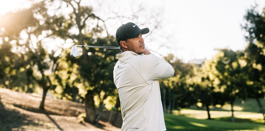 Professional golfer bunker shot